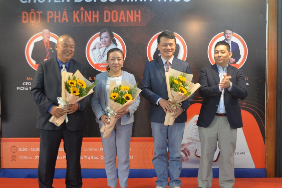 Ông Huỳnh Thanh Minh – đại diện 1BOSS trao tặng những đóa hoa thay lời cảm ơn đến các chuyên gia